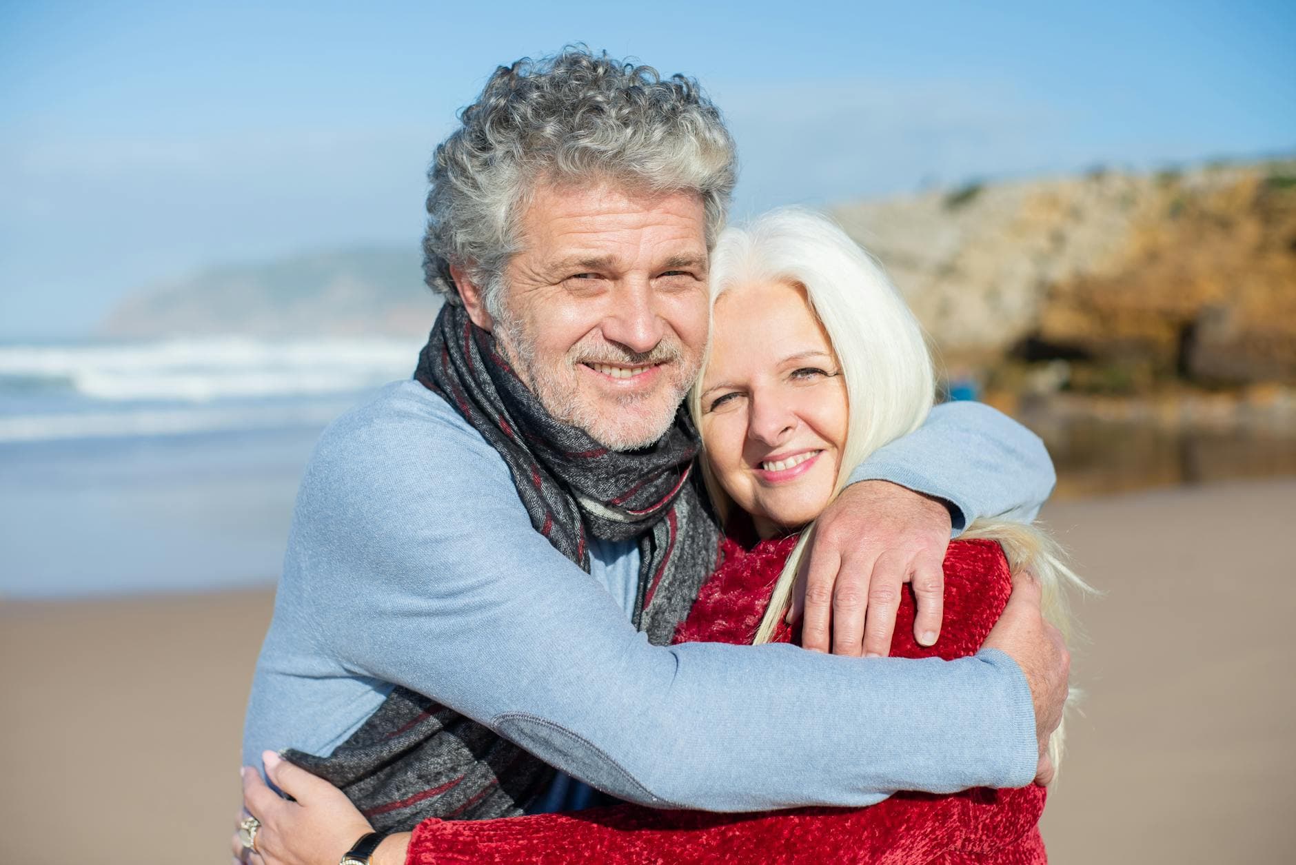 Couple de seniors enlacés sur la plage